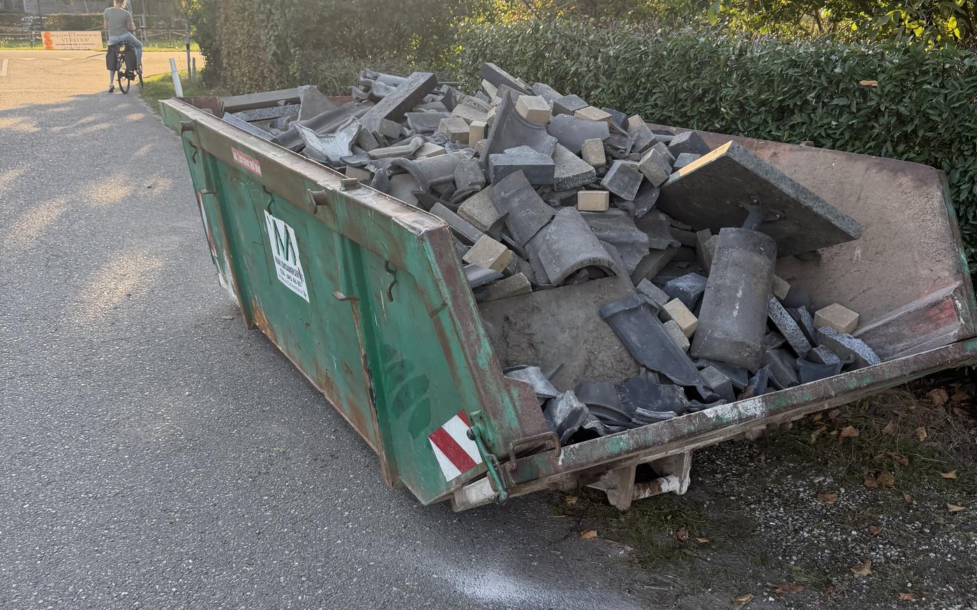 Container vol oude bestrating