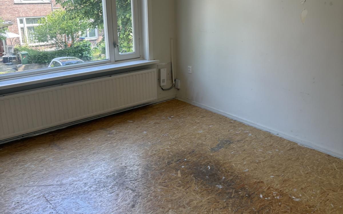 Lege kamer, kaal opgeleverd met een kale vloer