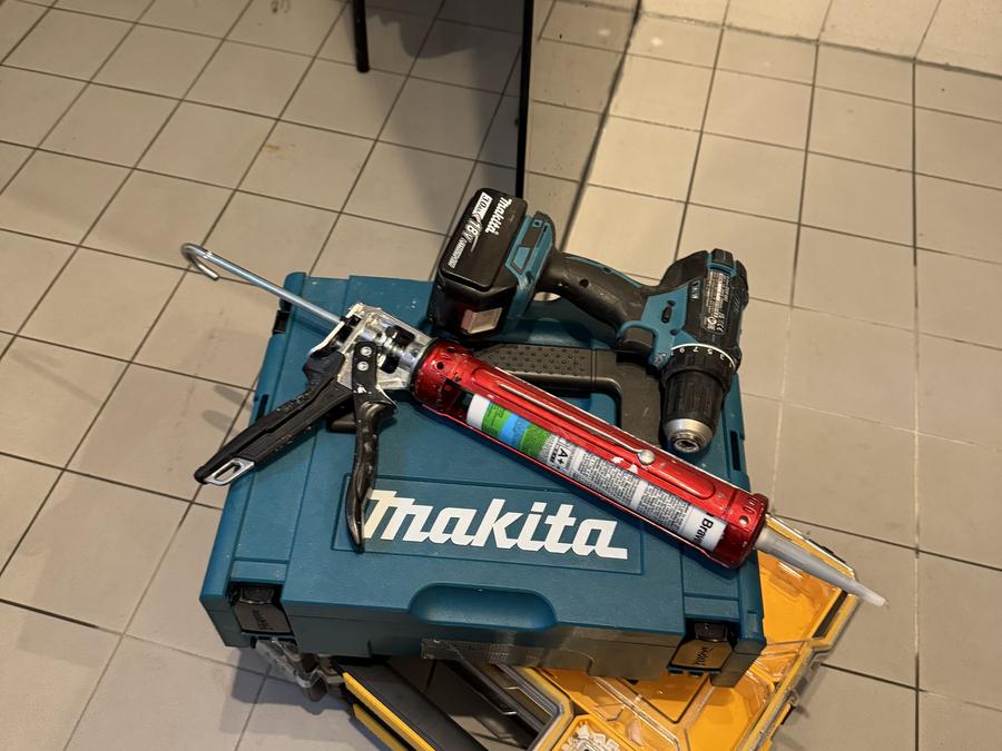 Accuboormachine, kitpistool en gereedschapskoffers