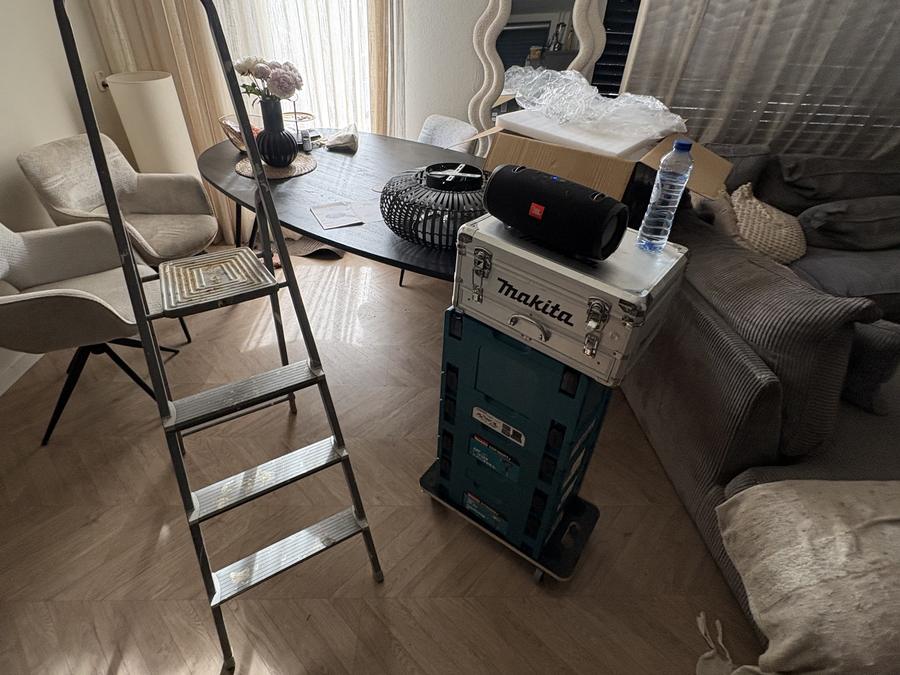 Trap en gereedschap klaar voor een klus in de woonkamer
