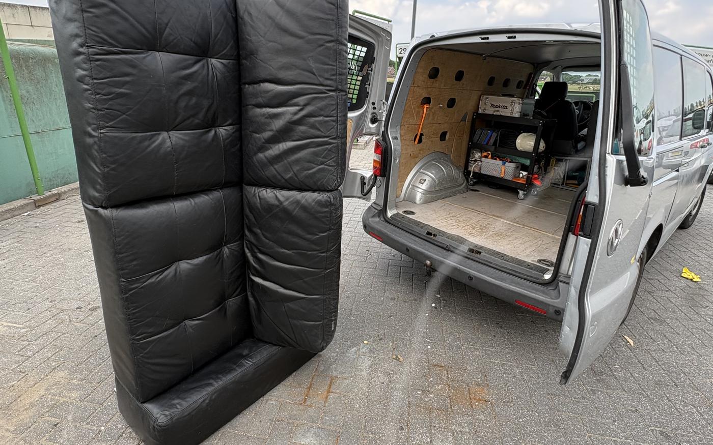 Leren bank naast de HKX-bus, klaar om in te laden