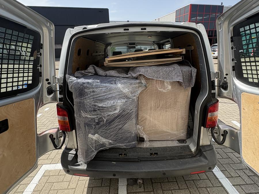 Bus ingeladen met ingepakte meubels