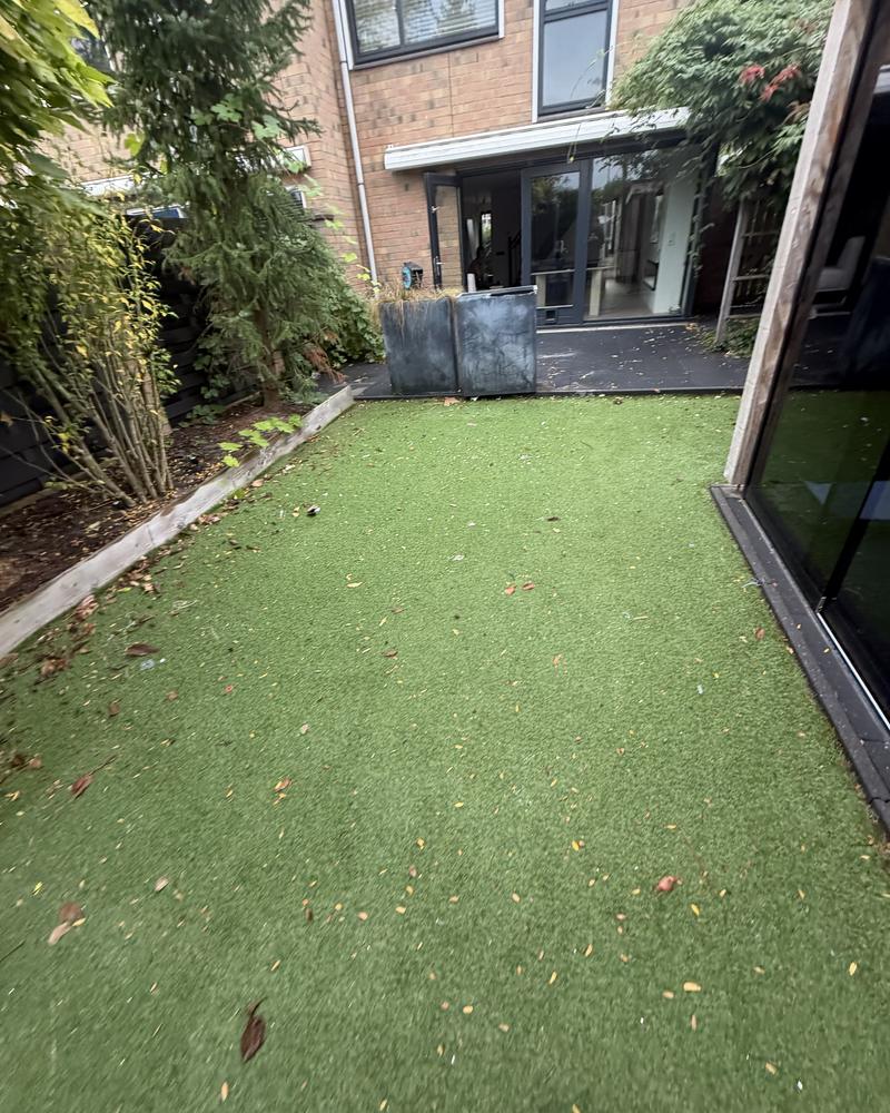 Tuin leeg en netjes na het opruimen