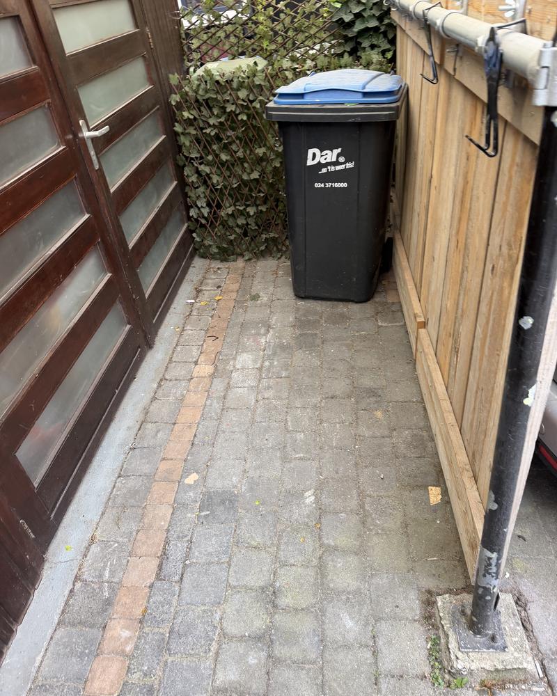 Achterom leeg en aangeveegd