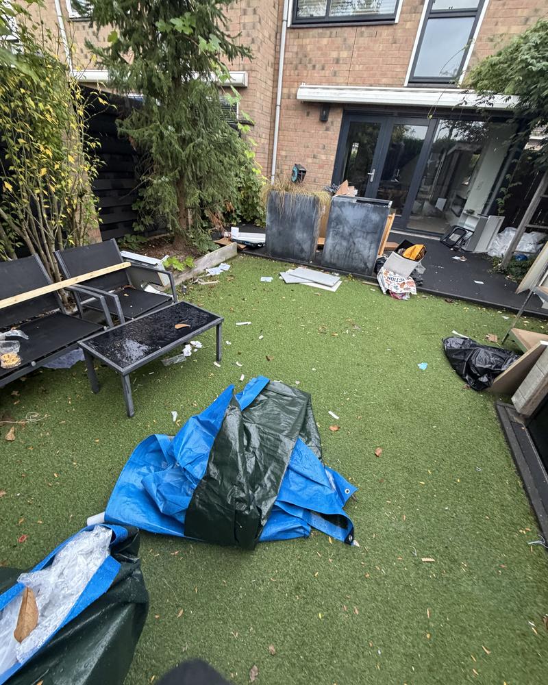 Tuin vol rommel en zeilen