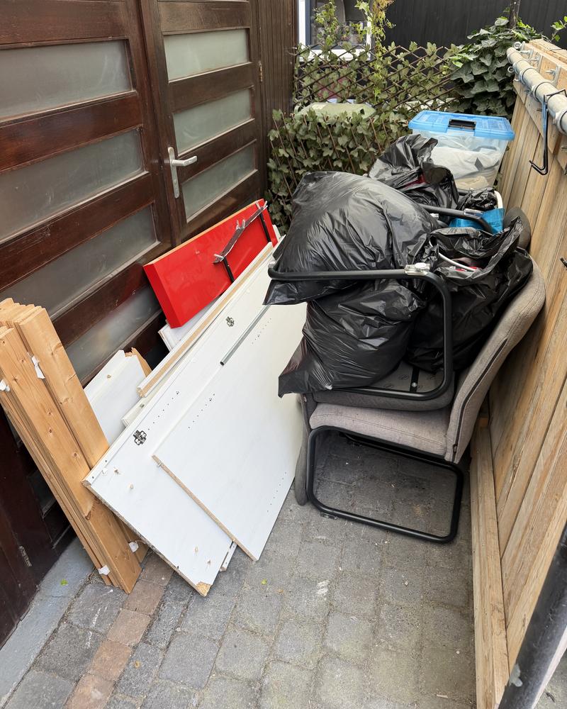 Achterom vol met oude spullen