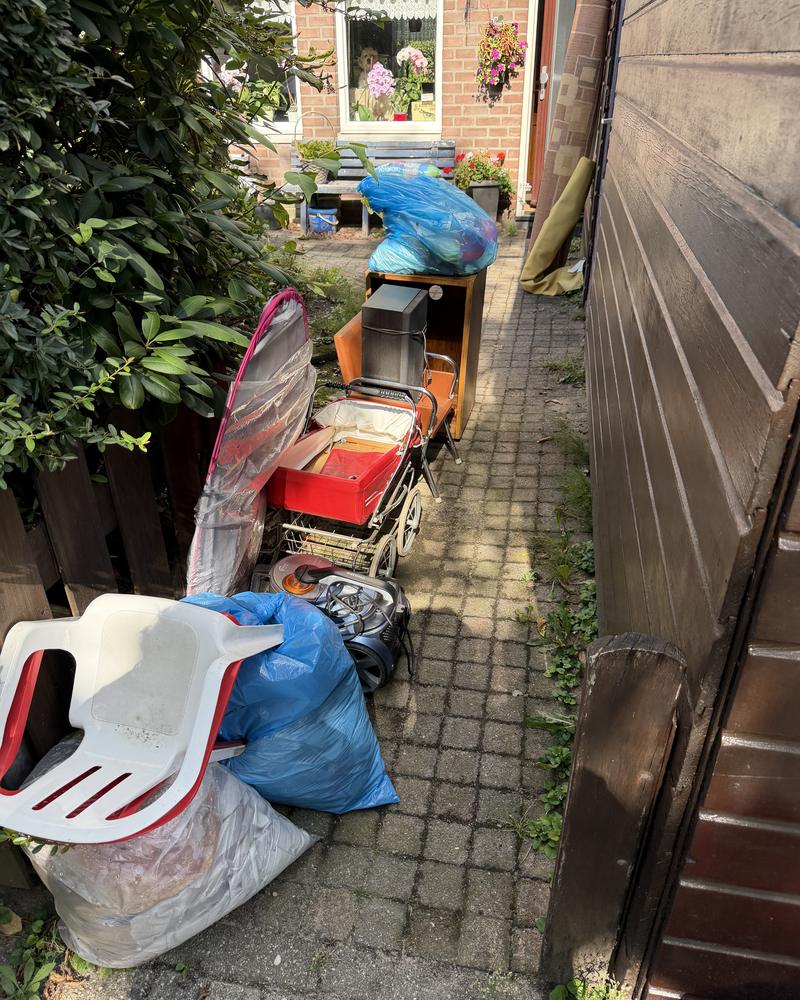 Zijpad vol oude spullen